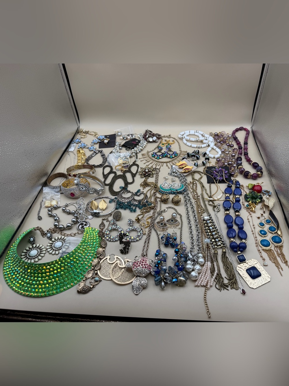 Large Mixed Costume Jewelry Lot Necklaces Earrings Bracelets Brooches